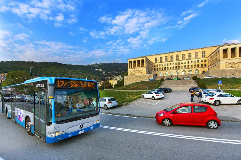 Linea urbana 17 di Trieste, in piazzale Europa di fronte all'università.