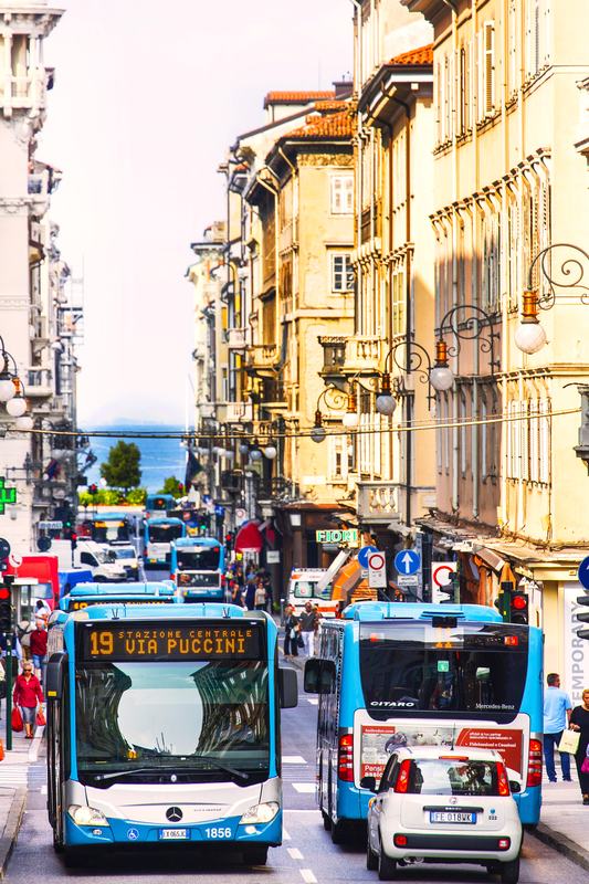 Linea urbana 19 di Trieste, lungo via Mazzini.