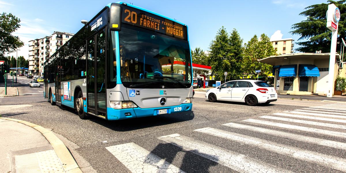 Linea urbana 20 di Trieste, in prossimità del PalaRubini e dello stadio Grezar.