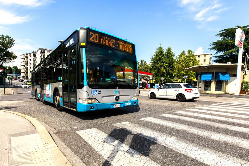 Linea urbana 20 di Trieste, in prossimità del PalaRubini e dello stadio Grezar.