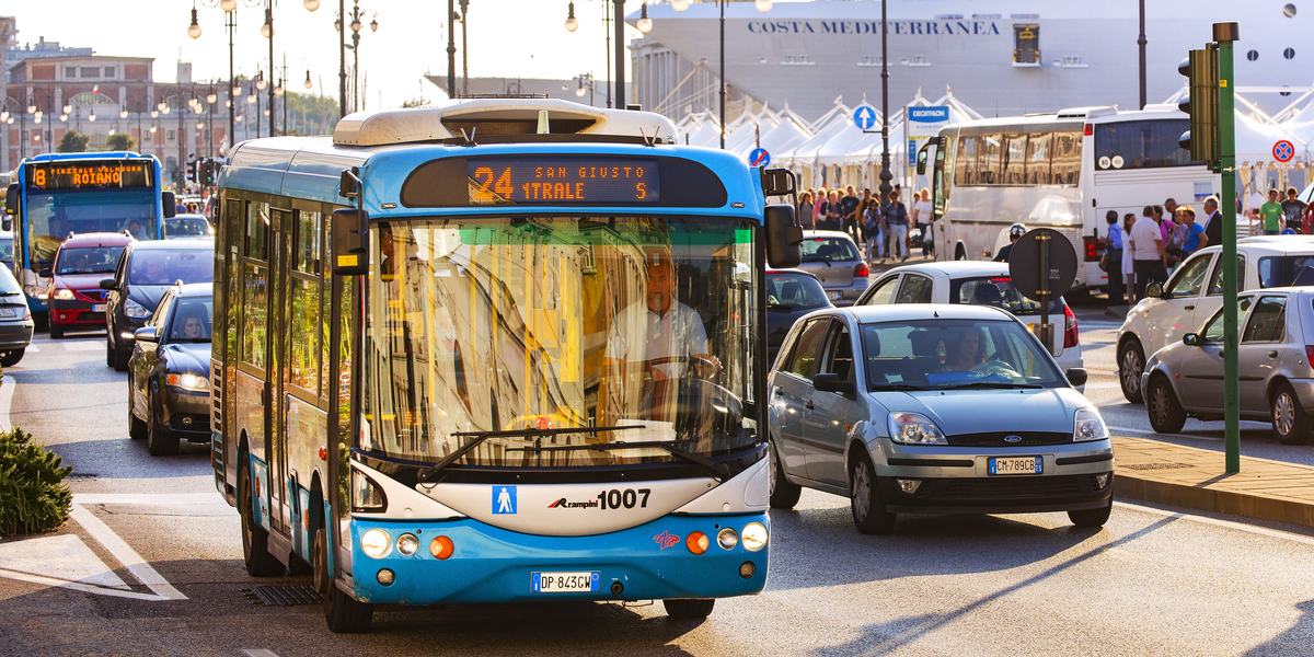 Linea urbana 24 di Trieste, lungo le rive.