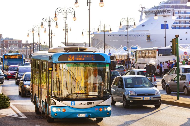 Linea urbana 24 di Trieste, lungo le rive.
