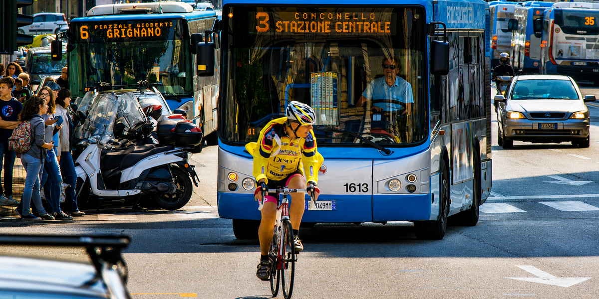 Linea urbana 3 di Trieste, con un ciclista in primo piano.