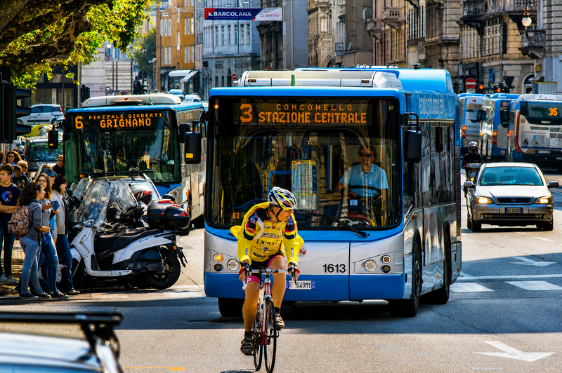 Linea urbana 3 di Trieste, con un ciclista in primo piano.