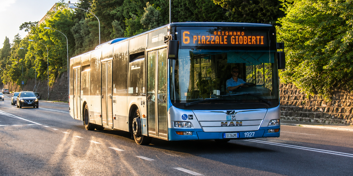 Linea urbana 6 di Trieste, in prossimità del bivio di Miramare.