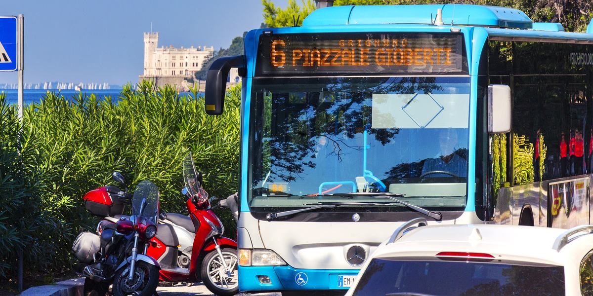 Linea urbana 6 di Trieste, con il castello di Miramare sullo sfondo.