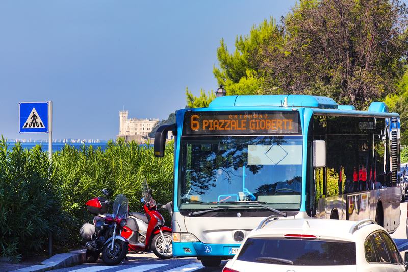 Linea urbana 6 di Trieste, con il castello di Miramare sullo sfondo.