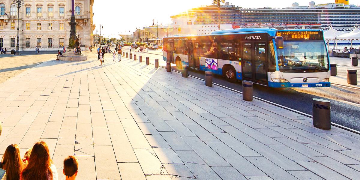 Linea urbana 8 di Trieste, lungo le rive di fronte a piazza dell'Unità d'Italia.