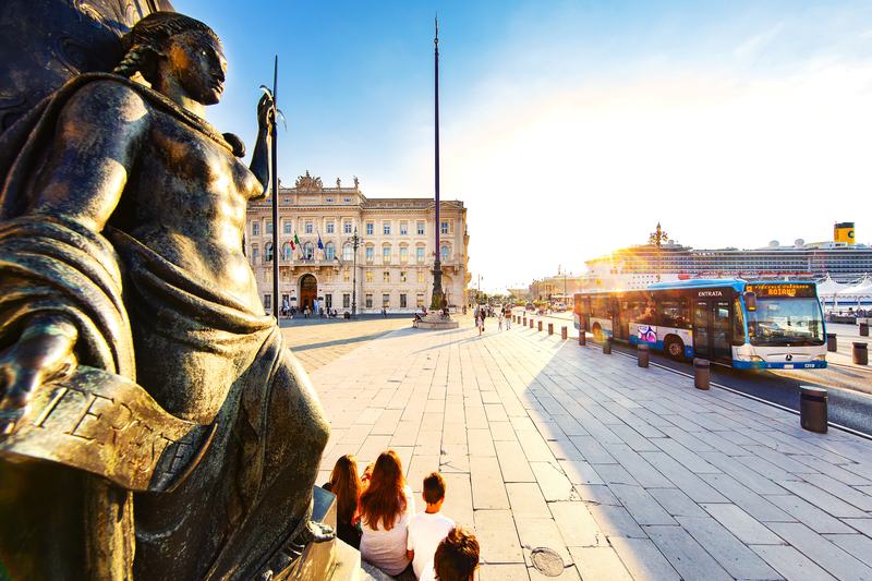 Linea urbana 8 di Trieste, lungo le rive di fronte a piazza dell'Unità d'Italia.
