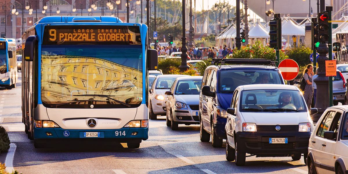 Linea urbana 9 di Trieste, lungo le rive.