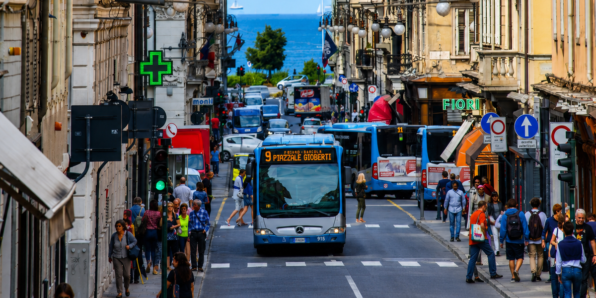 Linea urbana 9 di Trieste, lungo via Mazzini.