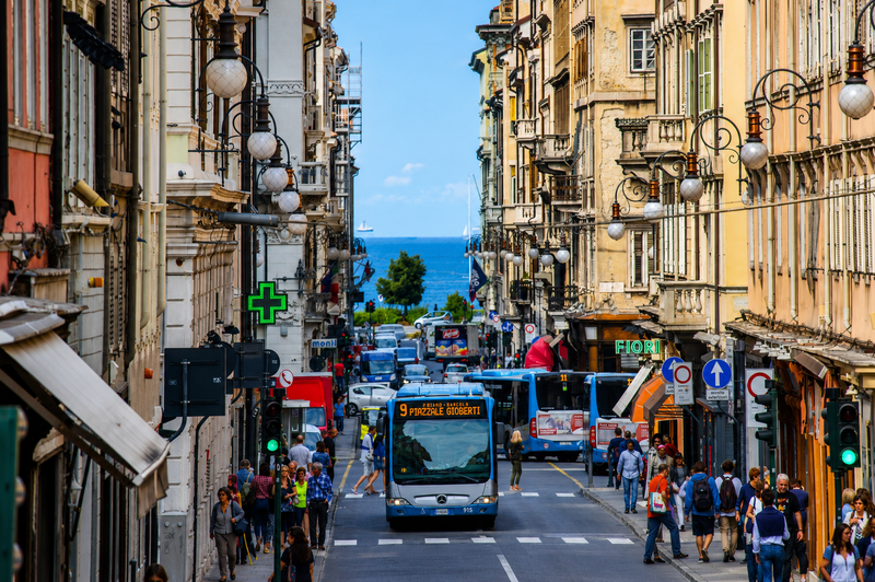 Linea urbana 9 di Trieste, lungo via Mazzini.