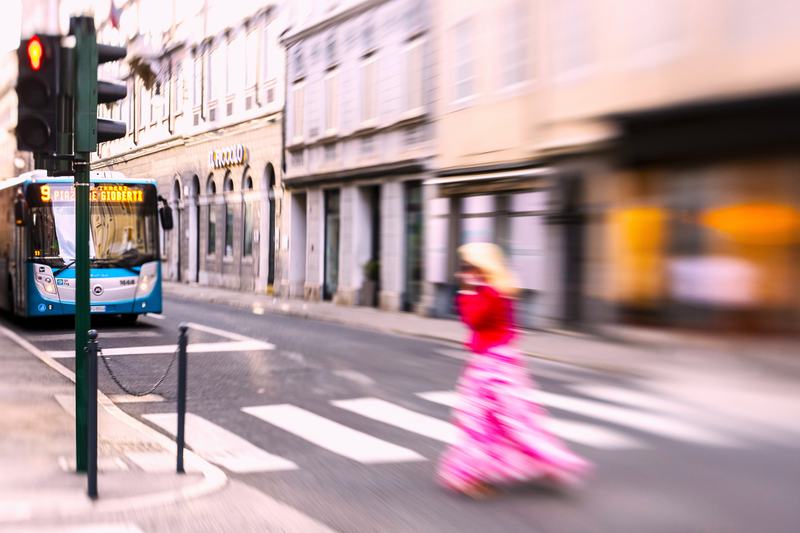 Linea urbana 9 di Trieste, in via Mazzini con una ragazza vestita di rosa che attraversa la strada.