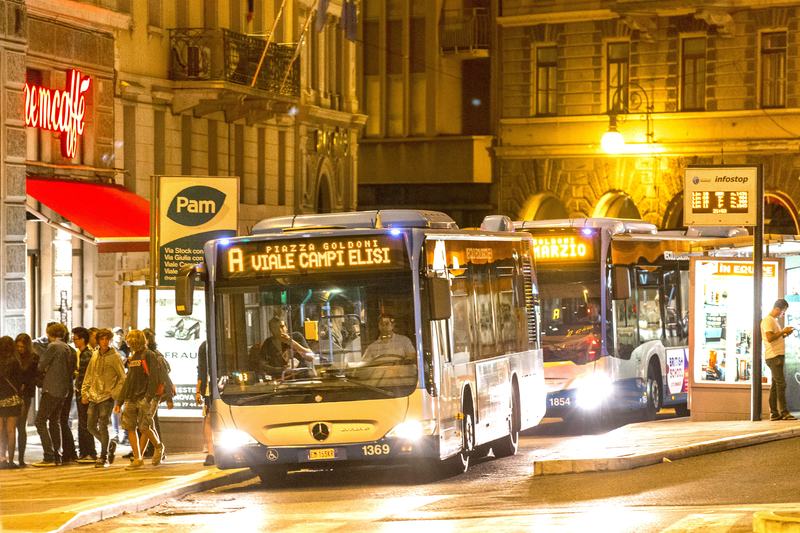 Linea urbana serale A di Trieste, in piazza Goldoni.