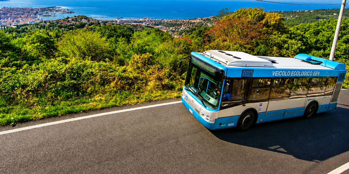 Veduta di Trieste, con un autobus in transito.