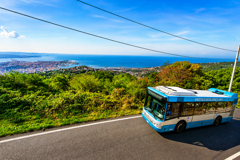 Veduta di Trieste, con un autobus in transito.