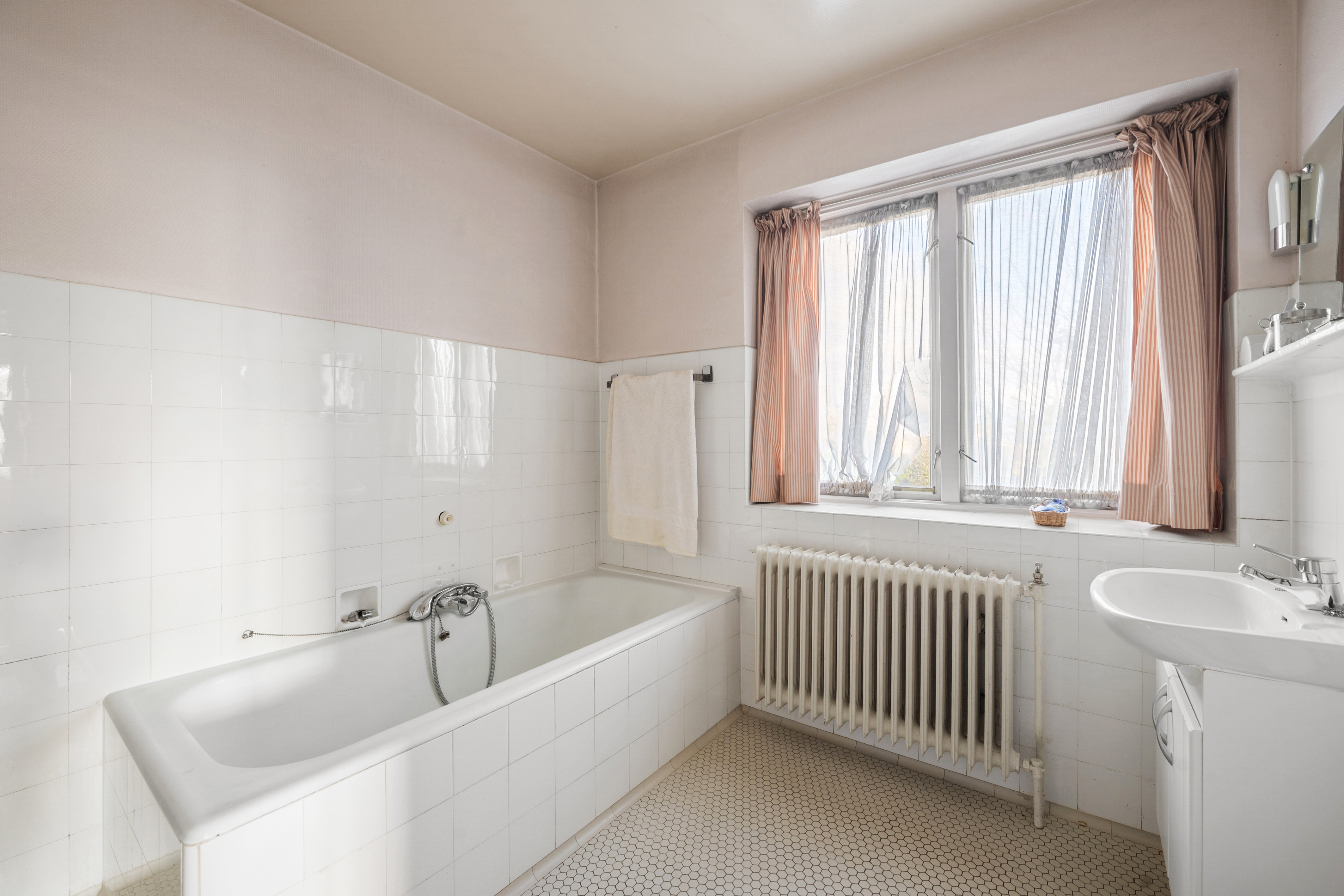 Hovedbadet er innredet med badekar, servant med underskap og speil. Praktisk toalettrom ligger ved badet. 