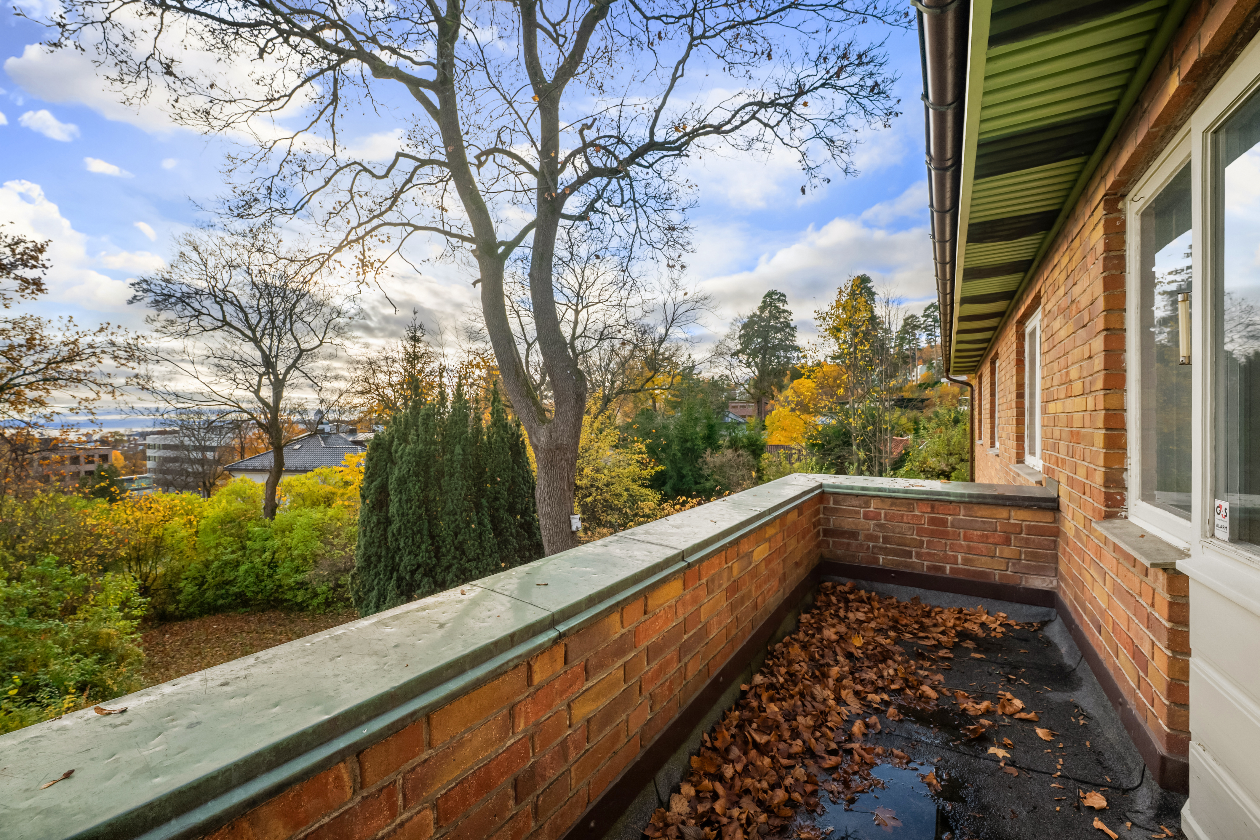 Fra hovedsoverommet er det utgang til en flott sørvendt balkong på ca. 6 kvm, som tilbyr gode solforhold og plass til utemøblement. 