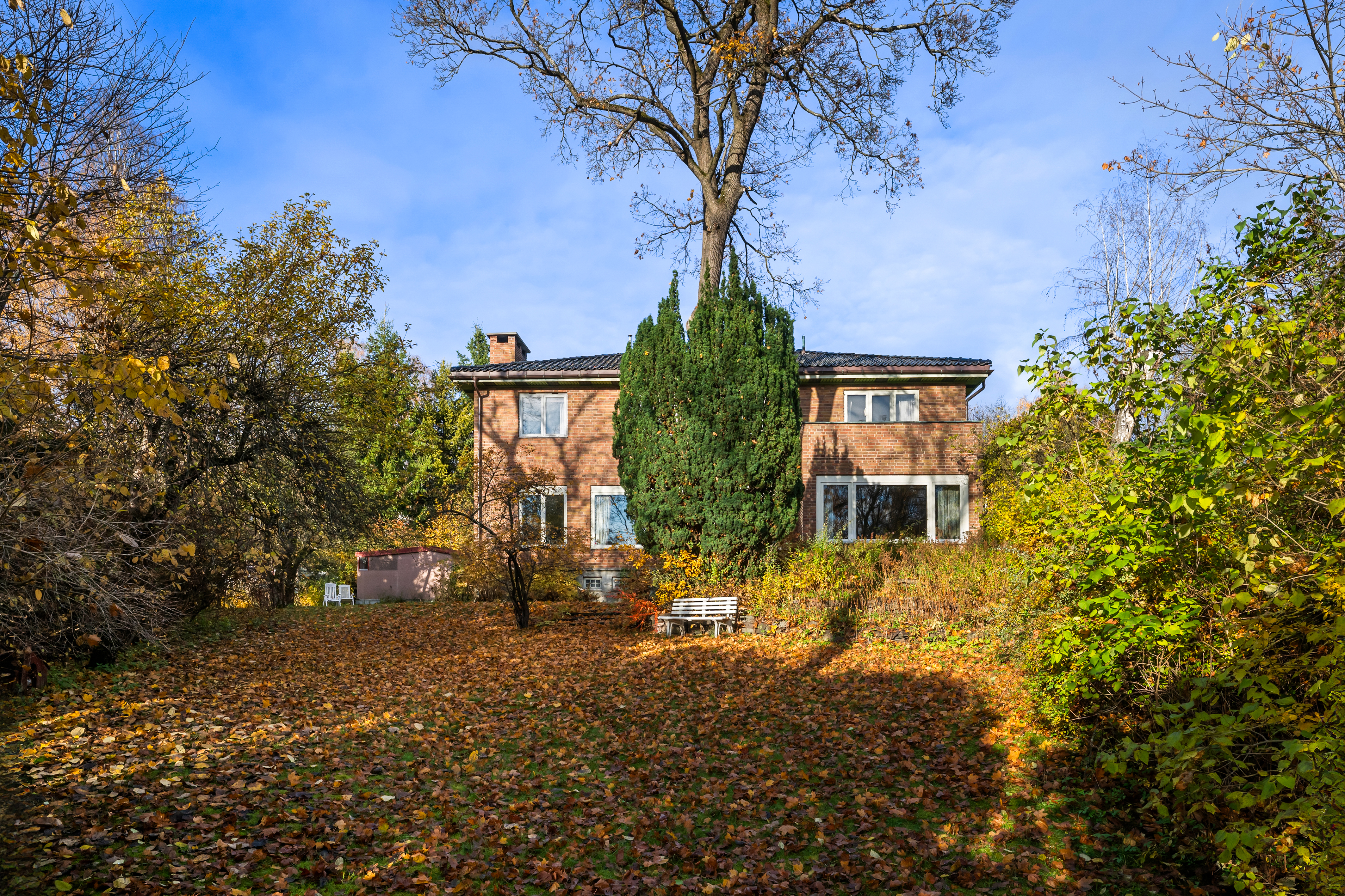 Boligen ligger på en stor usjenert, tomt på over 1,6 mål med en vakker hage. 