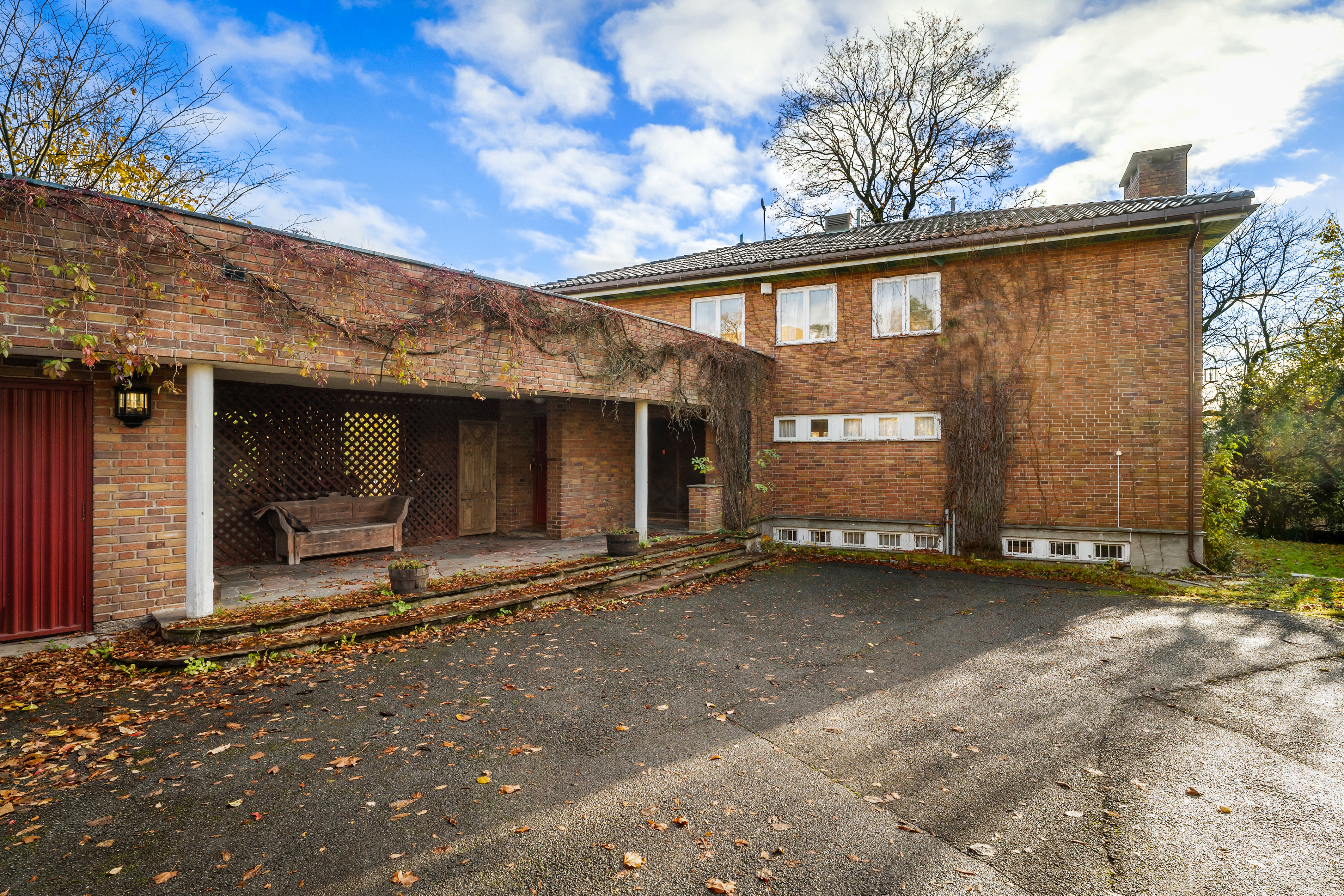 Gode parkeringsmuligheter både i garasje og på egen gårdsplass.