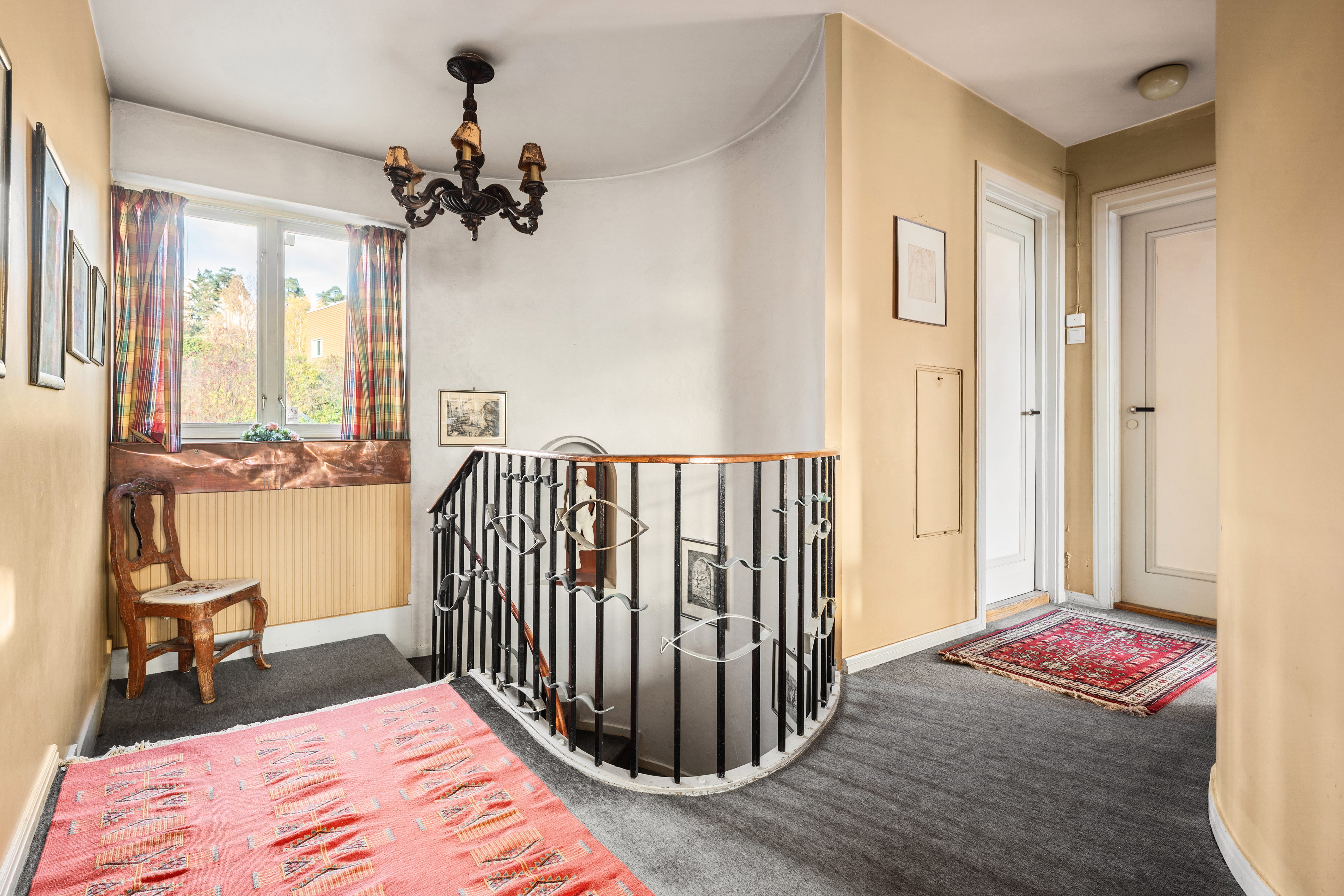 Boligen har en meget familievennlig planløsning med totalt seks soverom, bad og separat toalett på samme plan. 