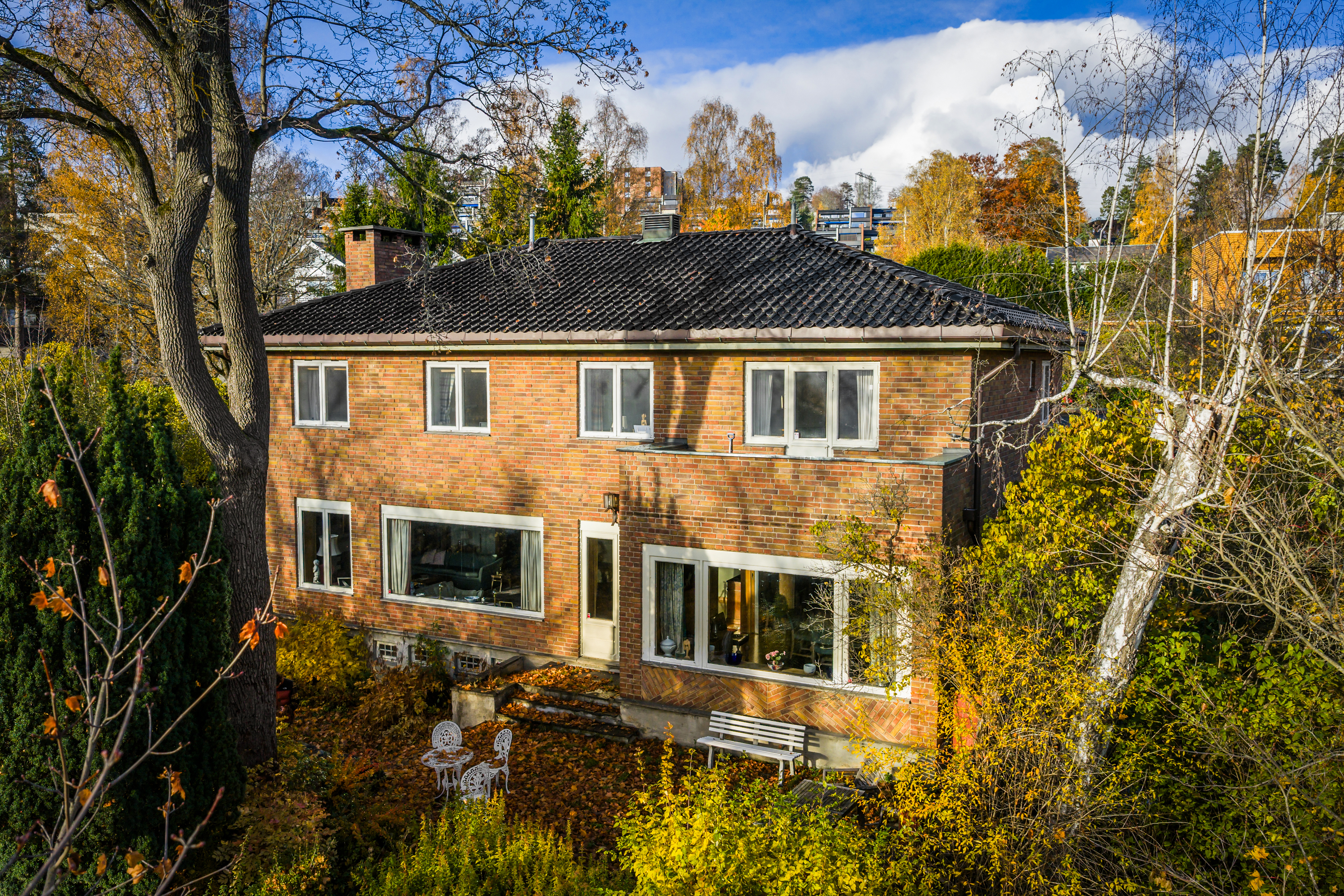 Stor og innholdsrik enebolig med idyllisk beliggenhet på Montebello, perfekt for barnefamilier.