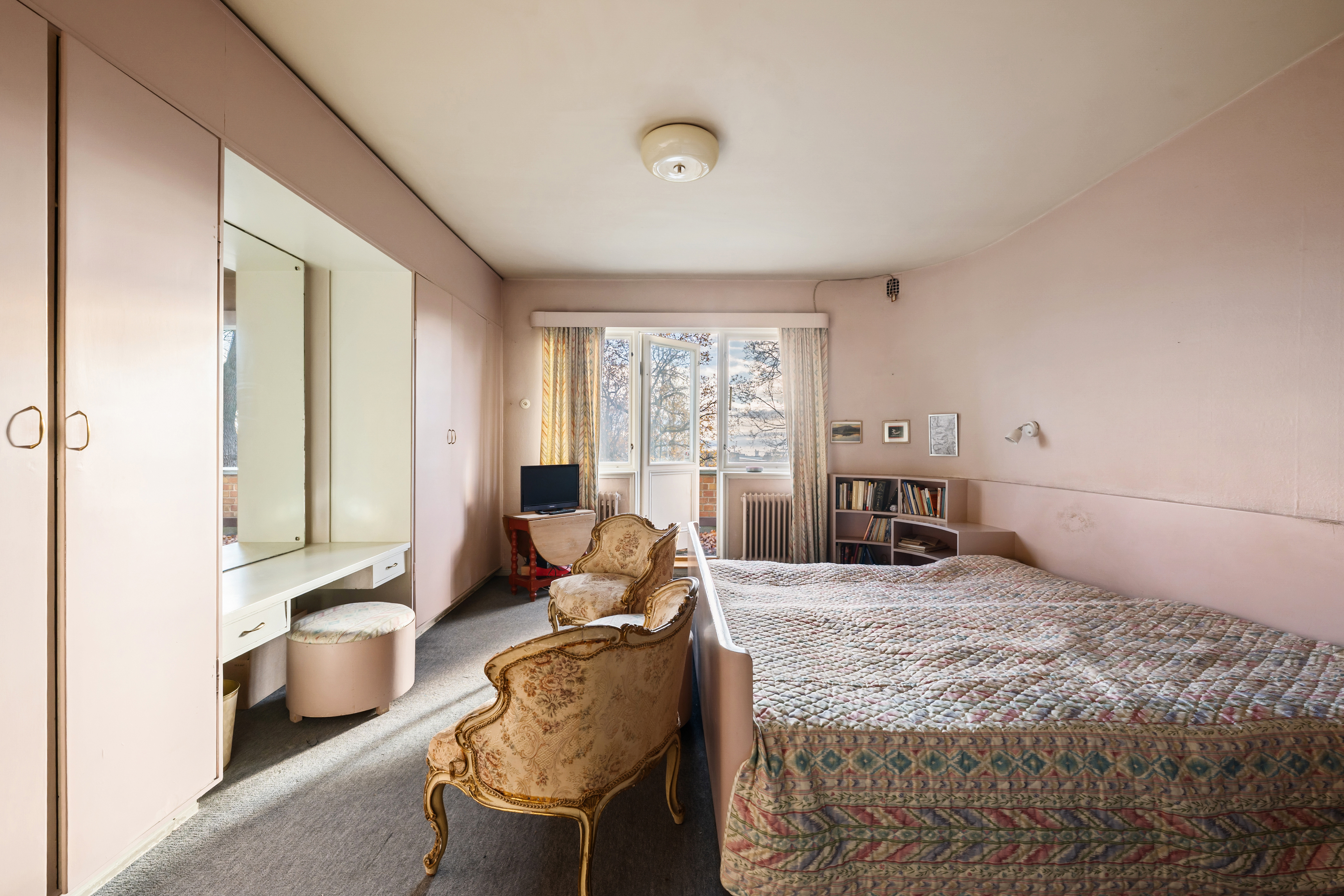 Hovedsoverommet er av god størrelse med plass til dobbeltseng, nattbord, kommode etc. Innredningen består av et stort plassbygd garderobeskap med integret sminkebord. 