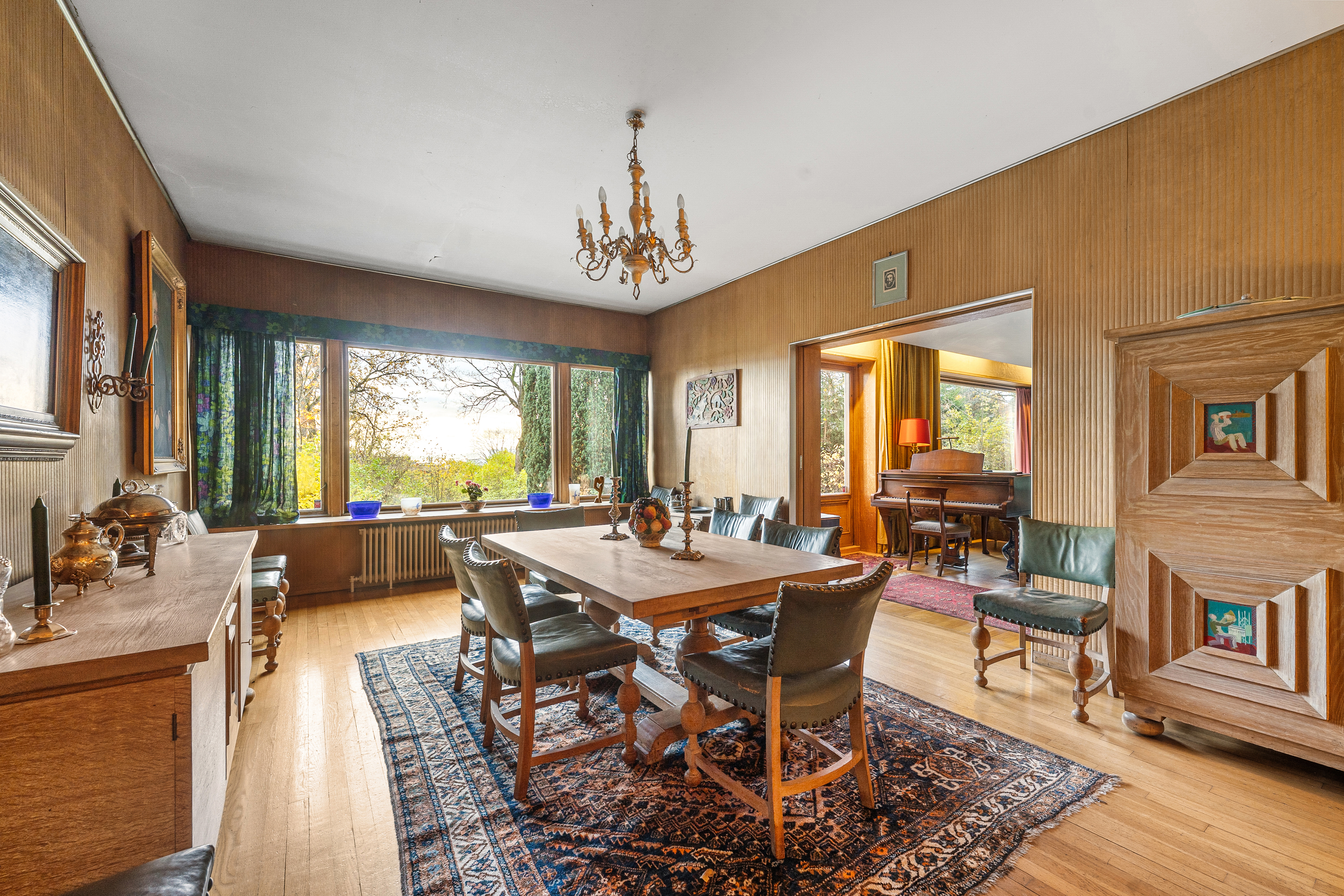 Store vindusflater sørger for rikelig lysinnslipp. 