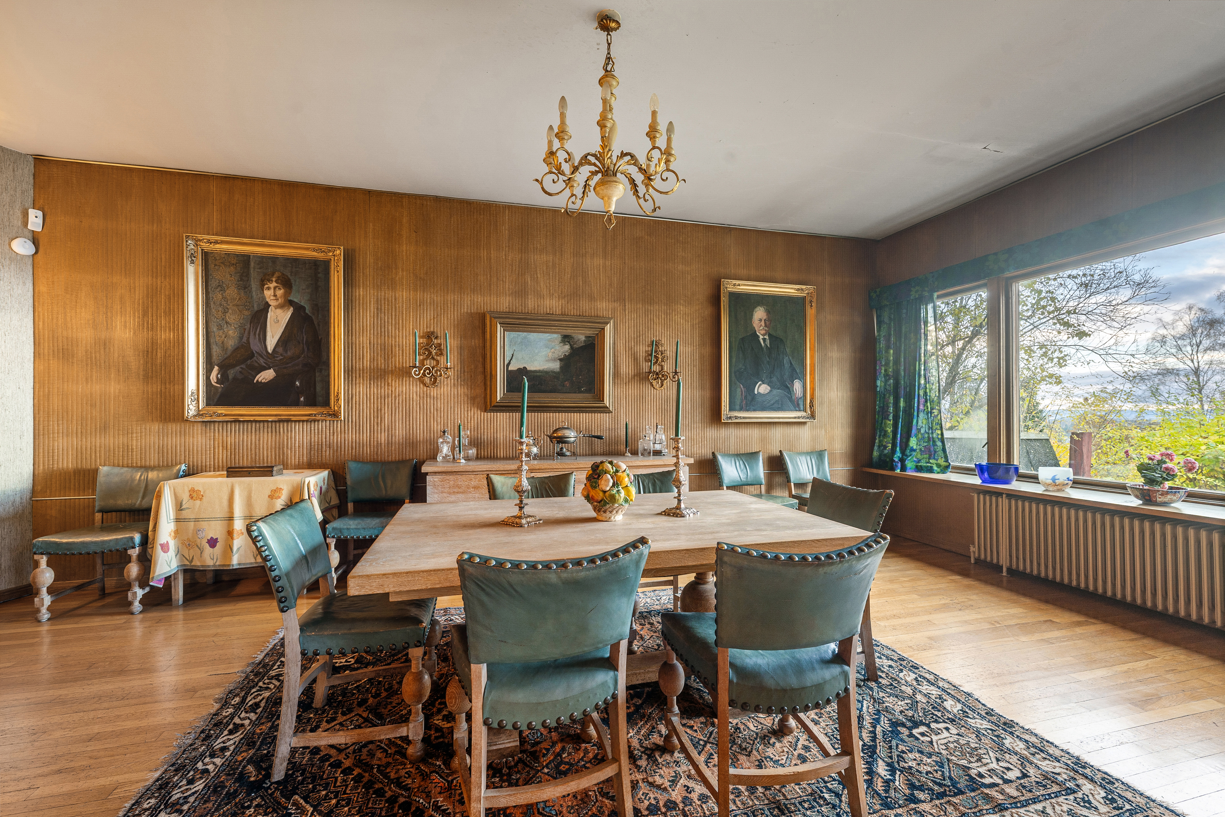 Spisestuen er et herskapelig rom med god plass til et stort langbord, noe som gjør rommet ideelt for både hverdagsmiddager og festlige anledninger. 