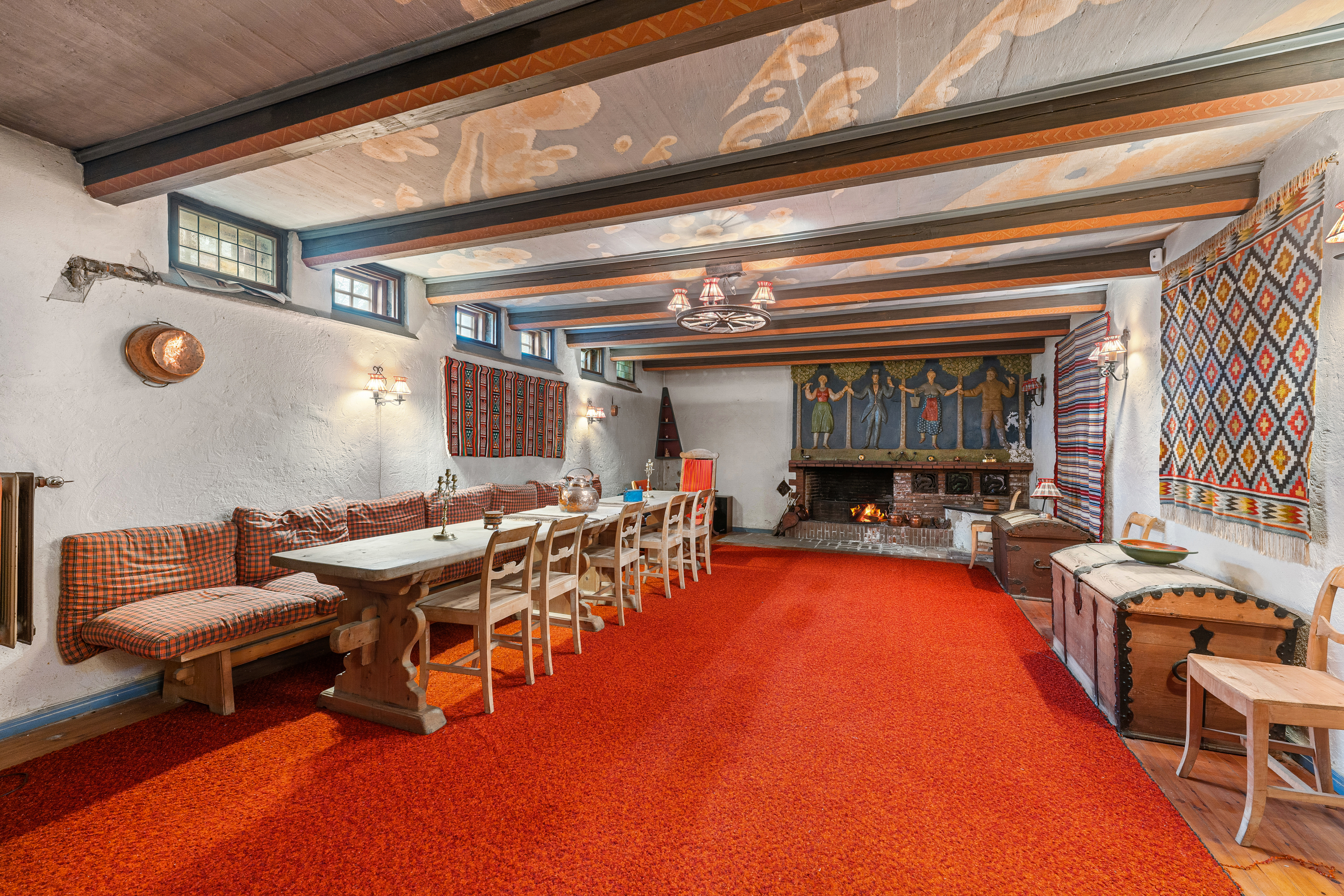 Underetasjen brukes i dag av selger som kjellerstue, men oppfyller ikke kravene til varig opphold. 