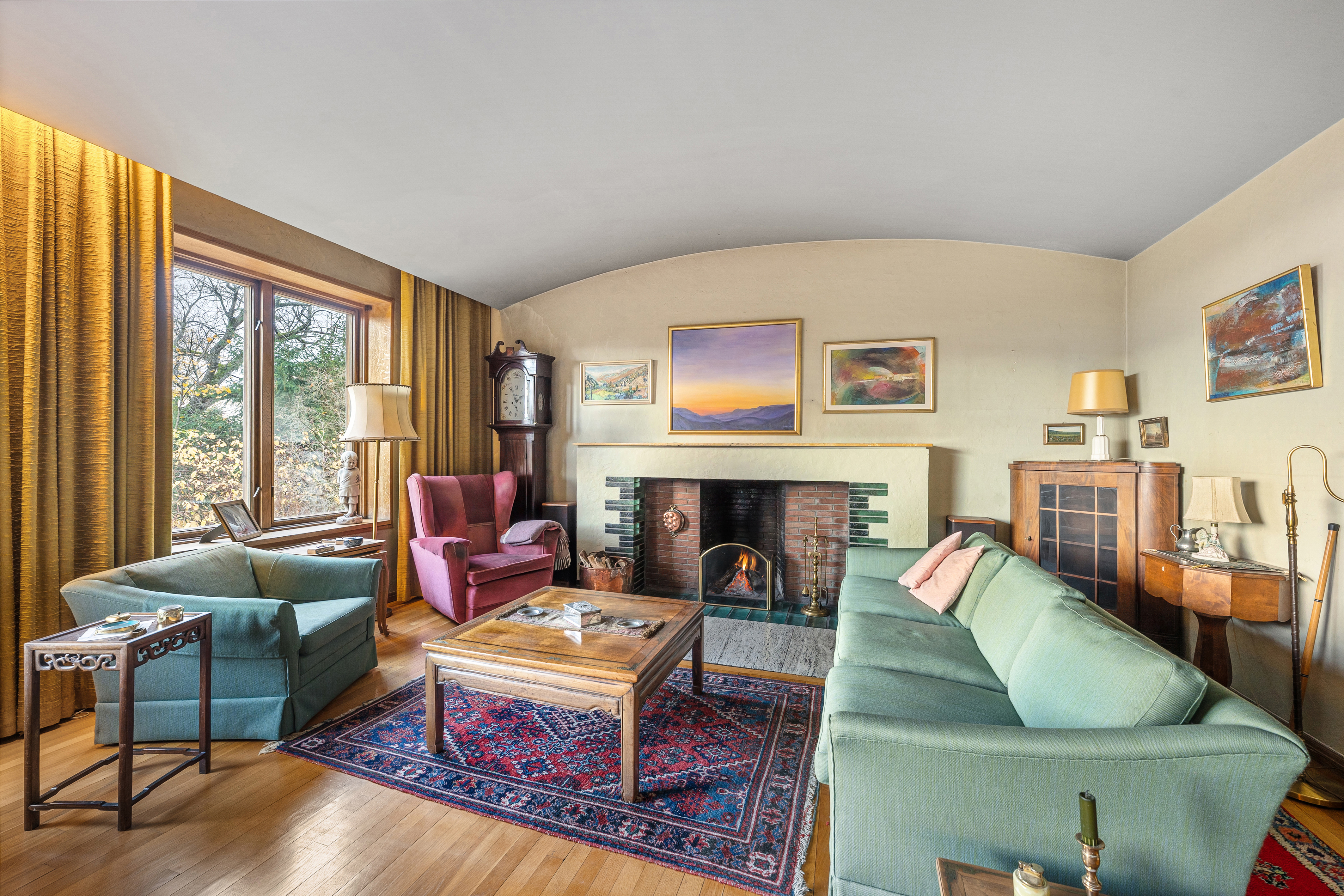 Stor murt peis skaper en god atmosfære i rommet. 