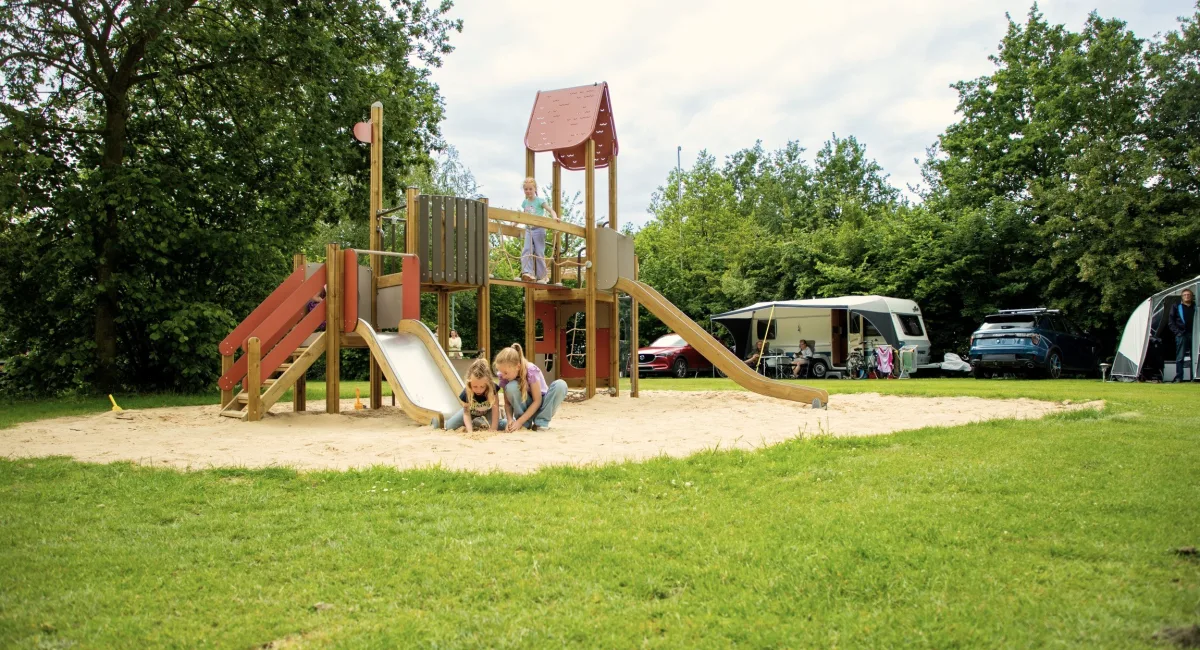 Pinksterbloem vakantiepark Kaps spelen kinderen 