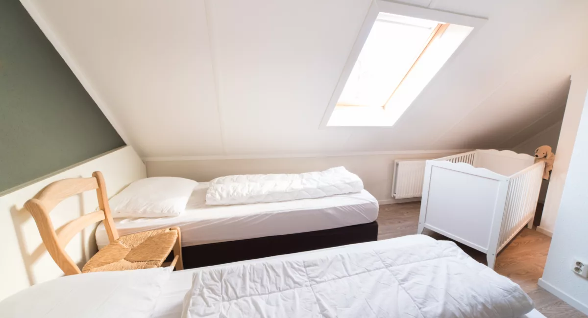 Slaapkamer met kinderbed Kapshoeve twente vakantiehuis familiegroep 