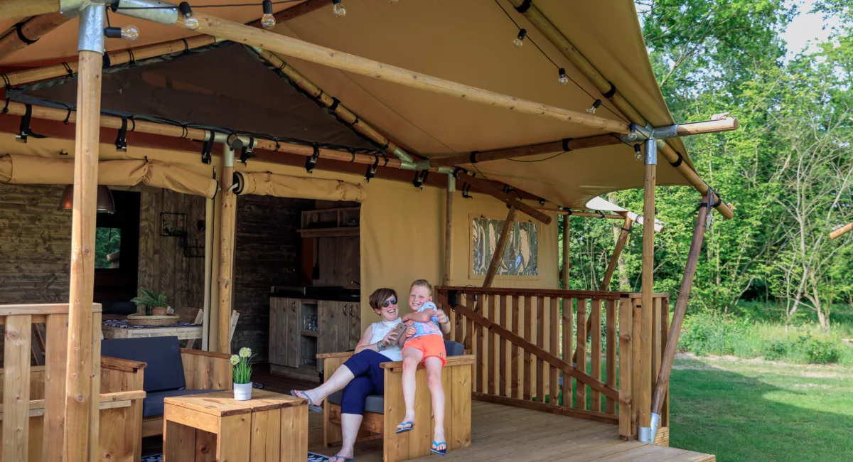 Safaritent 6 personen Vogelkers met sanitair recreatiepark Kaps 