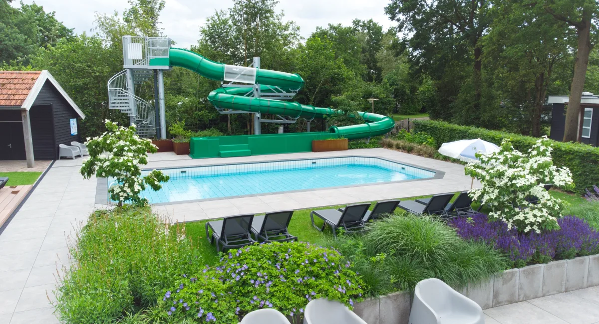 Buitenzwembad met glijbaan vakantiepark Kaps camping vakantiehuizen 