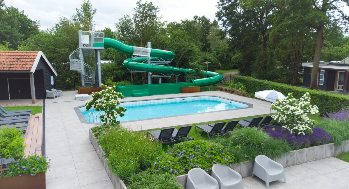 Verwarmd buitenzwembad met glijbaan vakantiepark kaps 
