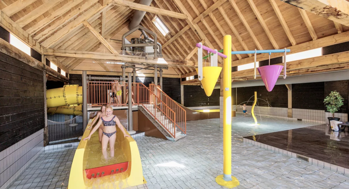 Verwarmde overdekte waterspeeltuin vakantiepark kaps 