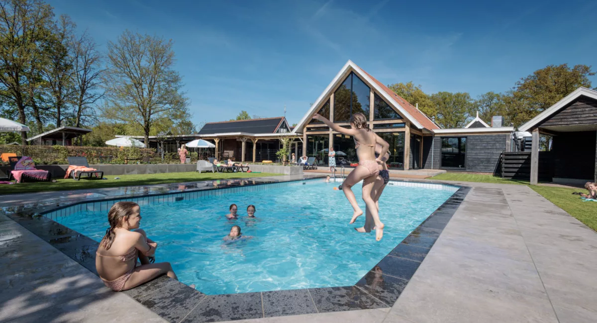 Buitenzwembad vakantiepark kaps tubbergen twente 