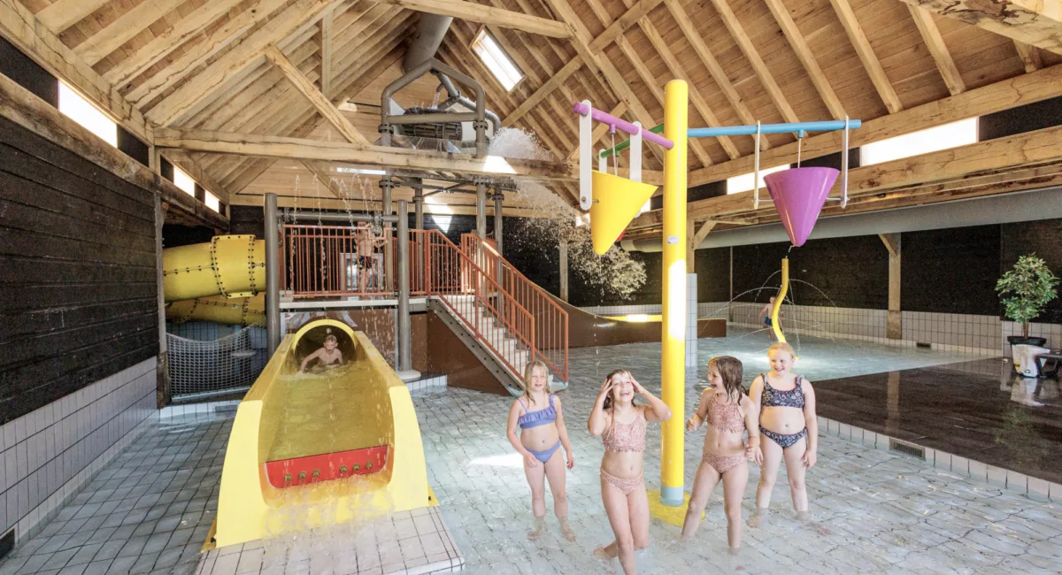 Overdekte waterspeeltuin verwarmd familiecamping kaps overijssel 