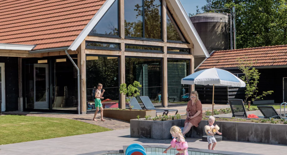 Buitenzwembad met peuterbad vakantiepark kaps tubbergen 