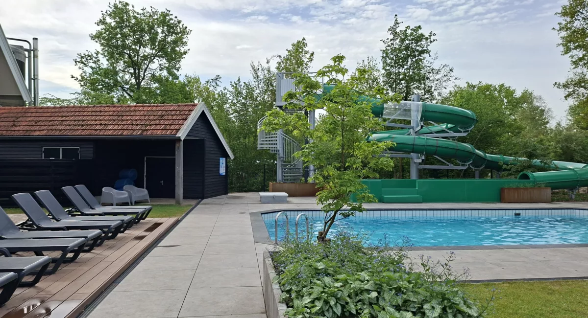 Buitenzwembad met glijbaan camping Kaps 