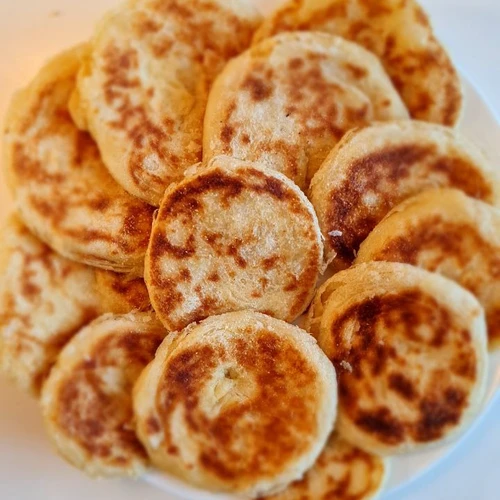 goldbraun gebratenes Pfannenbrot