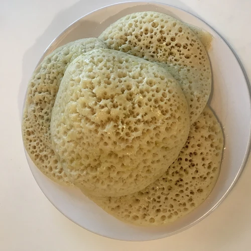 Traditionelle marokkanische Beghrir auf dem Teller