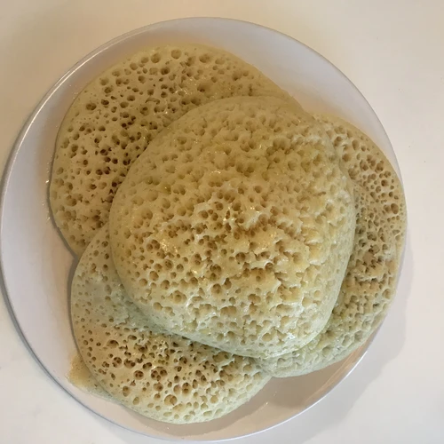 Traditionelle marokkanische Beghrir auf dem Teller