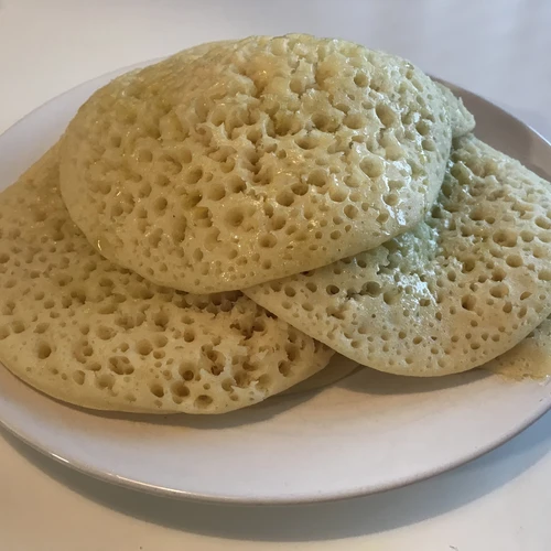 Traditionelle marokkanische Beghrir auf dem Teller