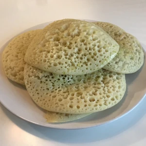 Traditionelle marokkanische Beghrir auf dem Teller