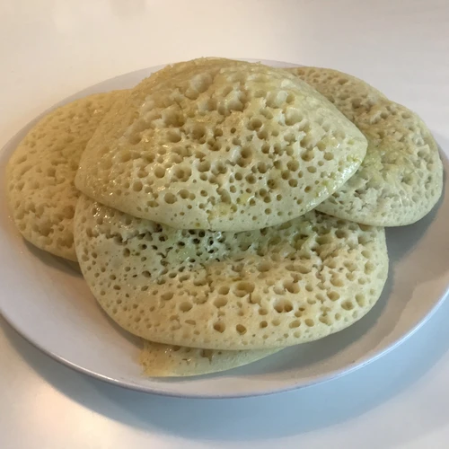 Traditionelle marokkanische Beghrir auf dem Teller