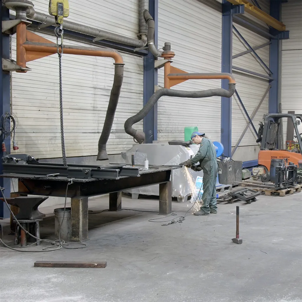 Technieker die een heftruck mast volledig reviseert