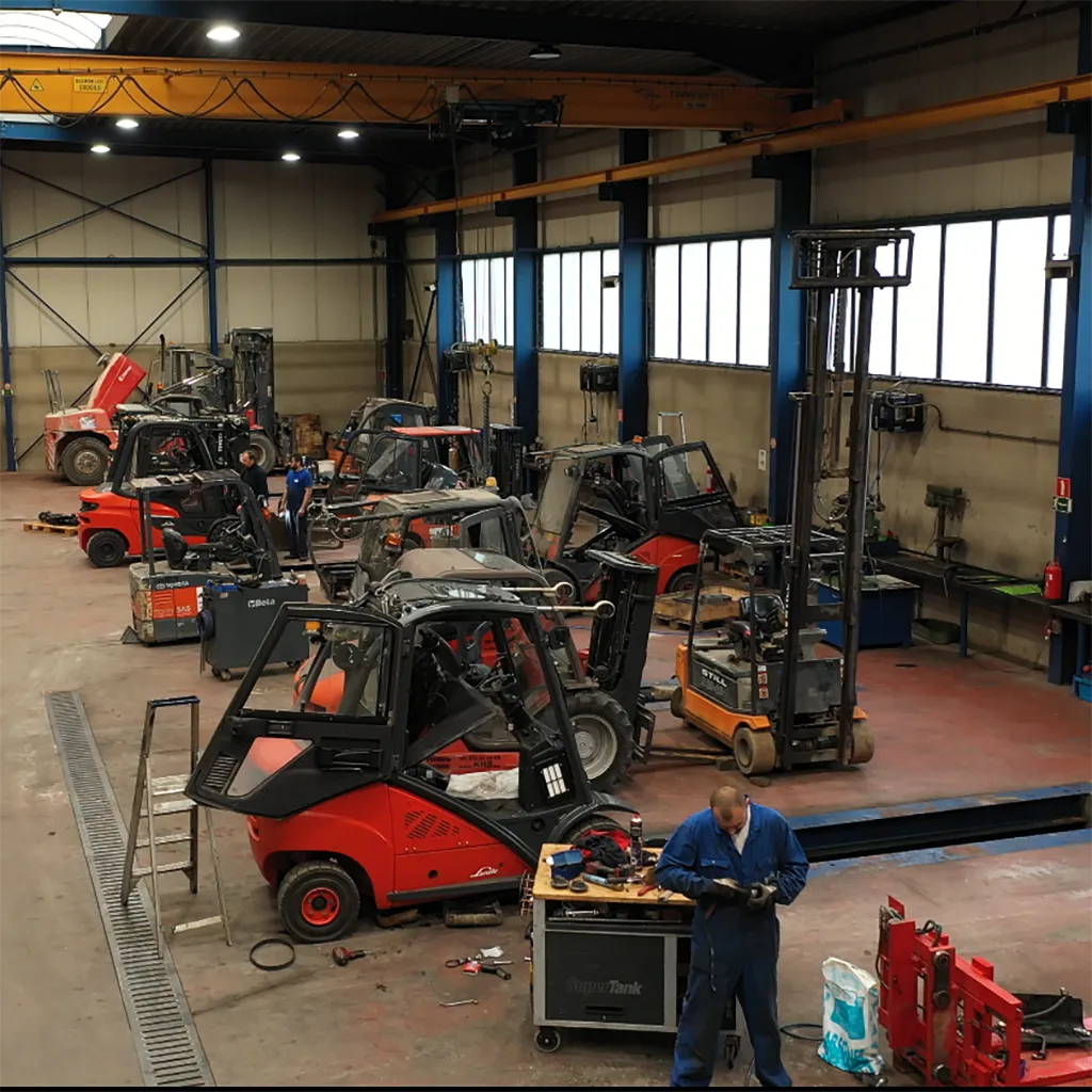 Werkhal met heftrucks van Kempens Heftruckbedrijf
