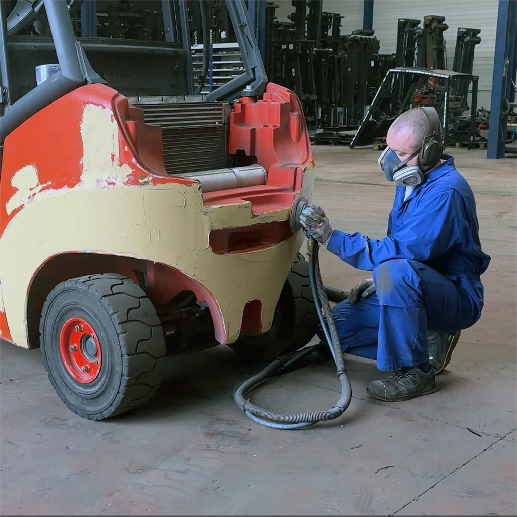 Spuiter die een heftruck aan het afschuren is